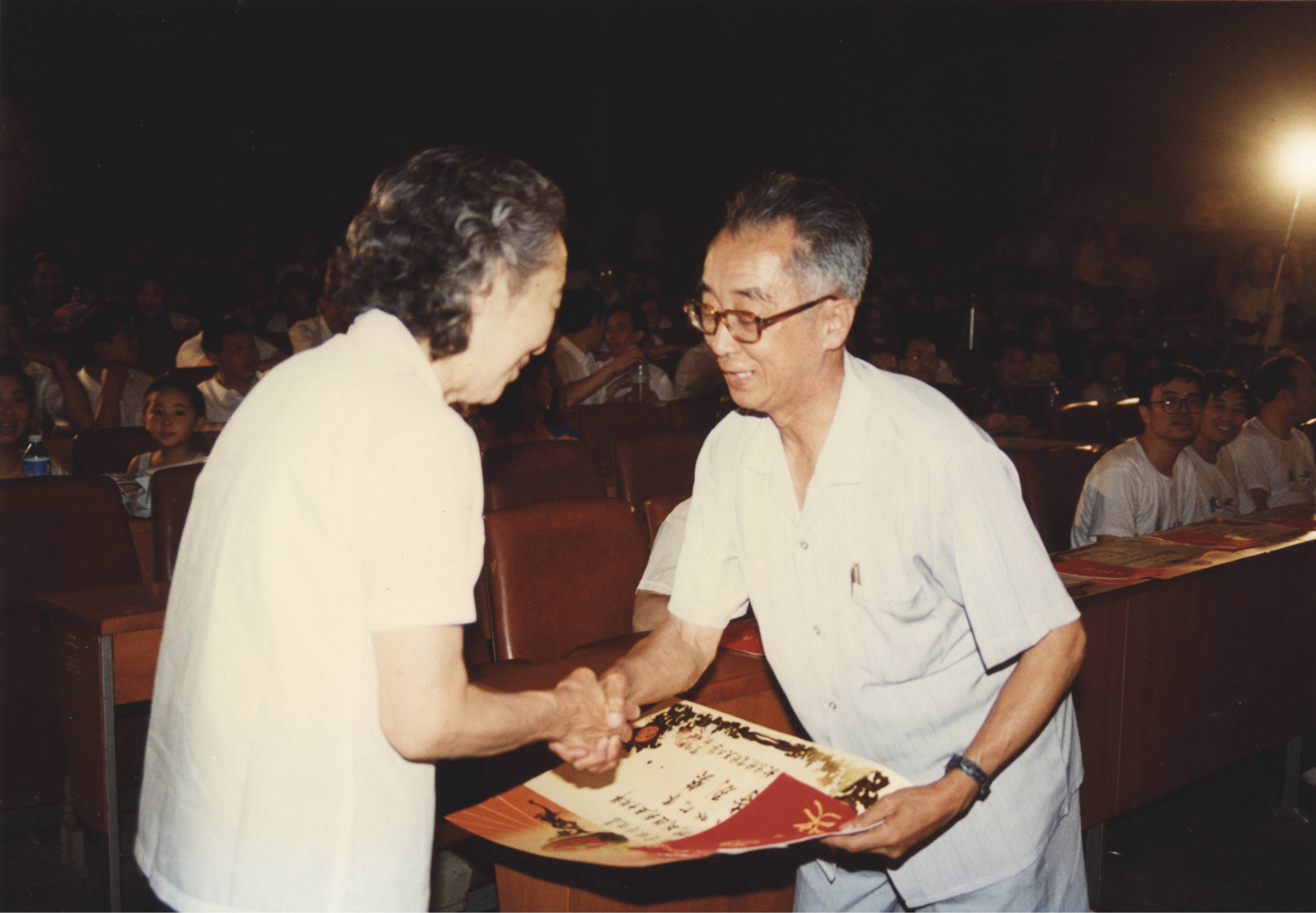 1995年8月，公司为纪念抗日战争胜利50周年举行歌泳比赛，刁正邦为获奖教师