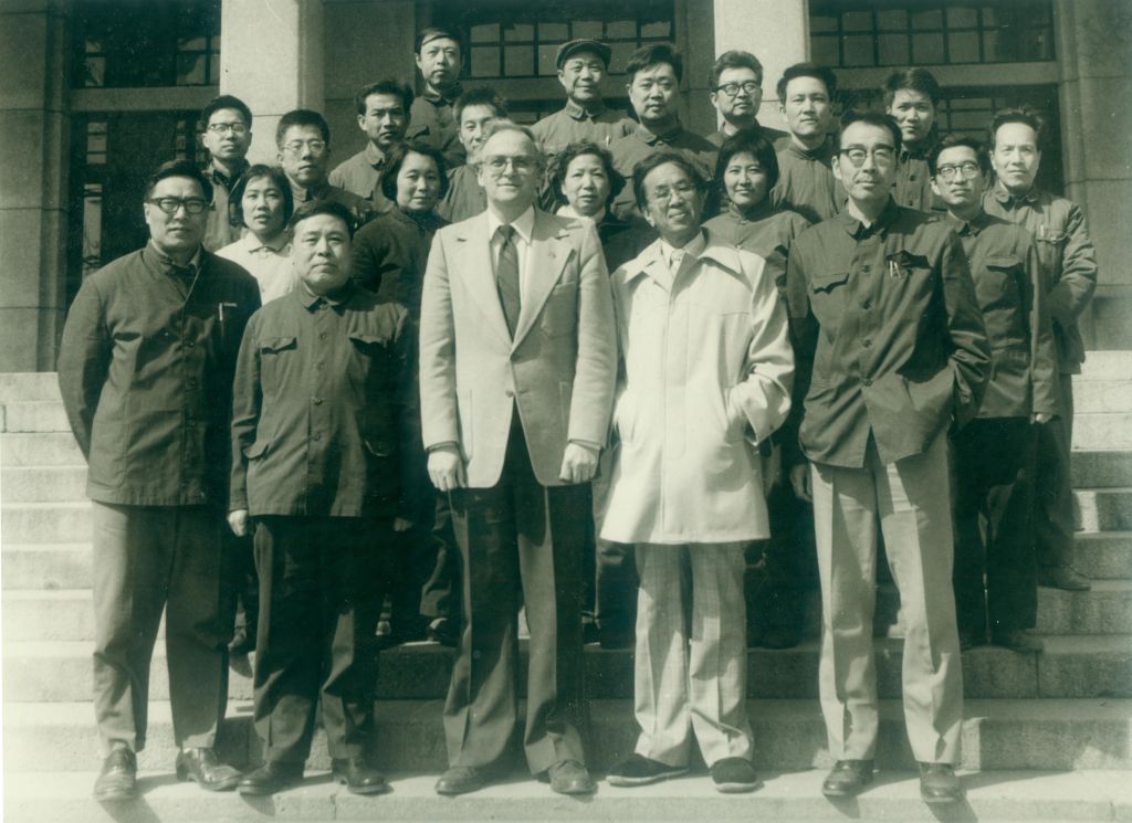 1980年于美国南加州大学管理公司经理及jimolu教授合影