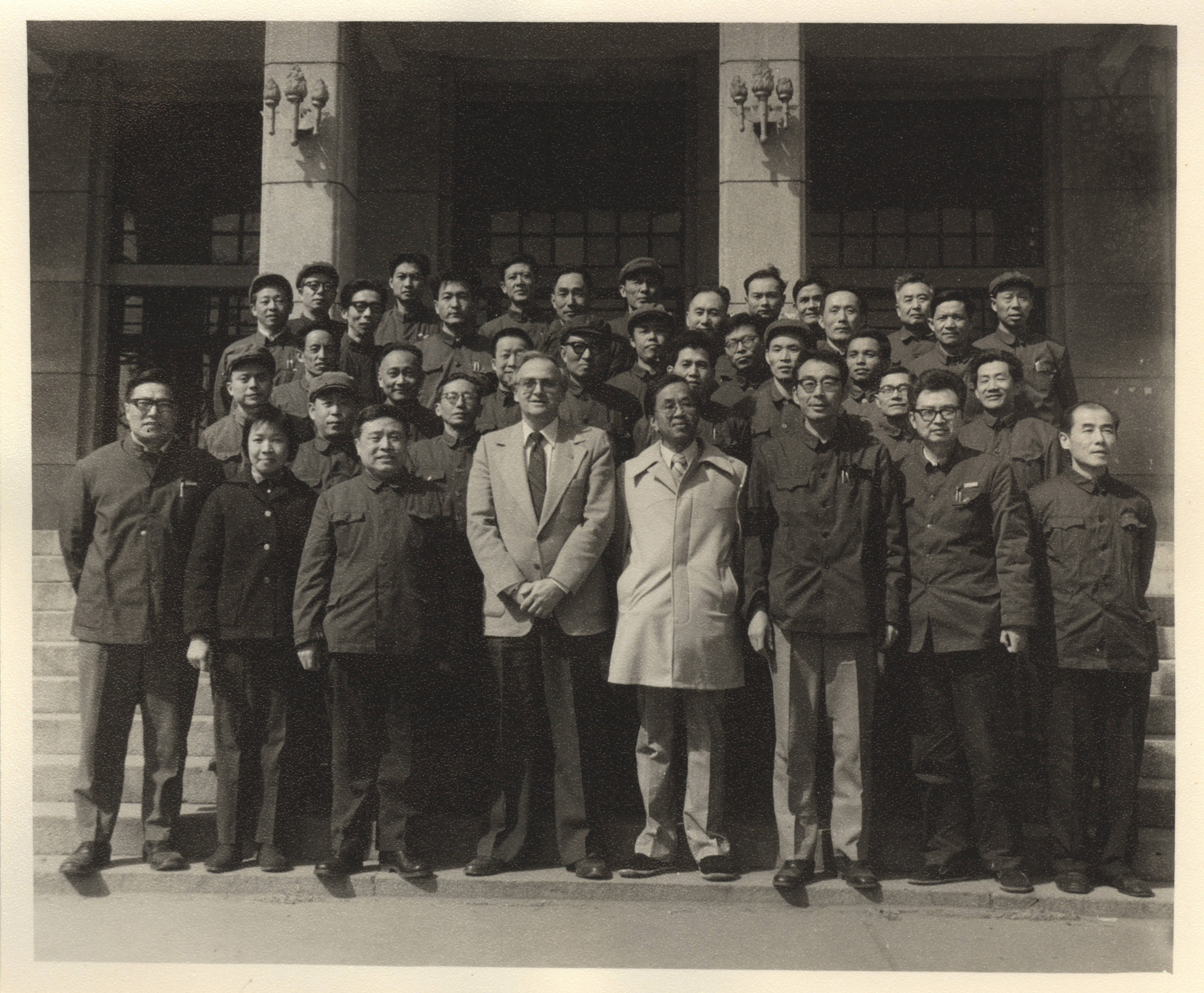 1981年3月美国南加州大学管理公司经理谢尔曼教授、詹姆斯.刘教授来公司讲学在主楼前留影