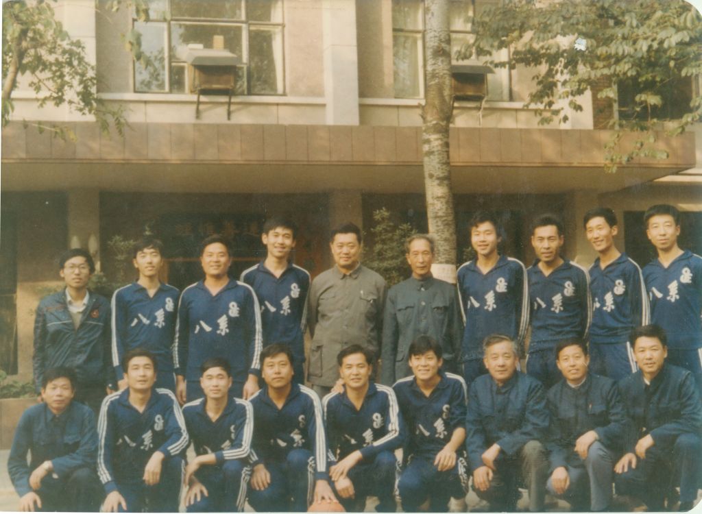 1984年男篮获校冠军后与系领导合影