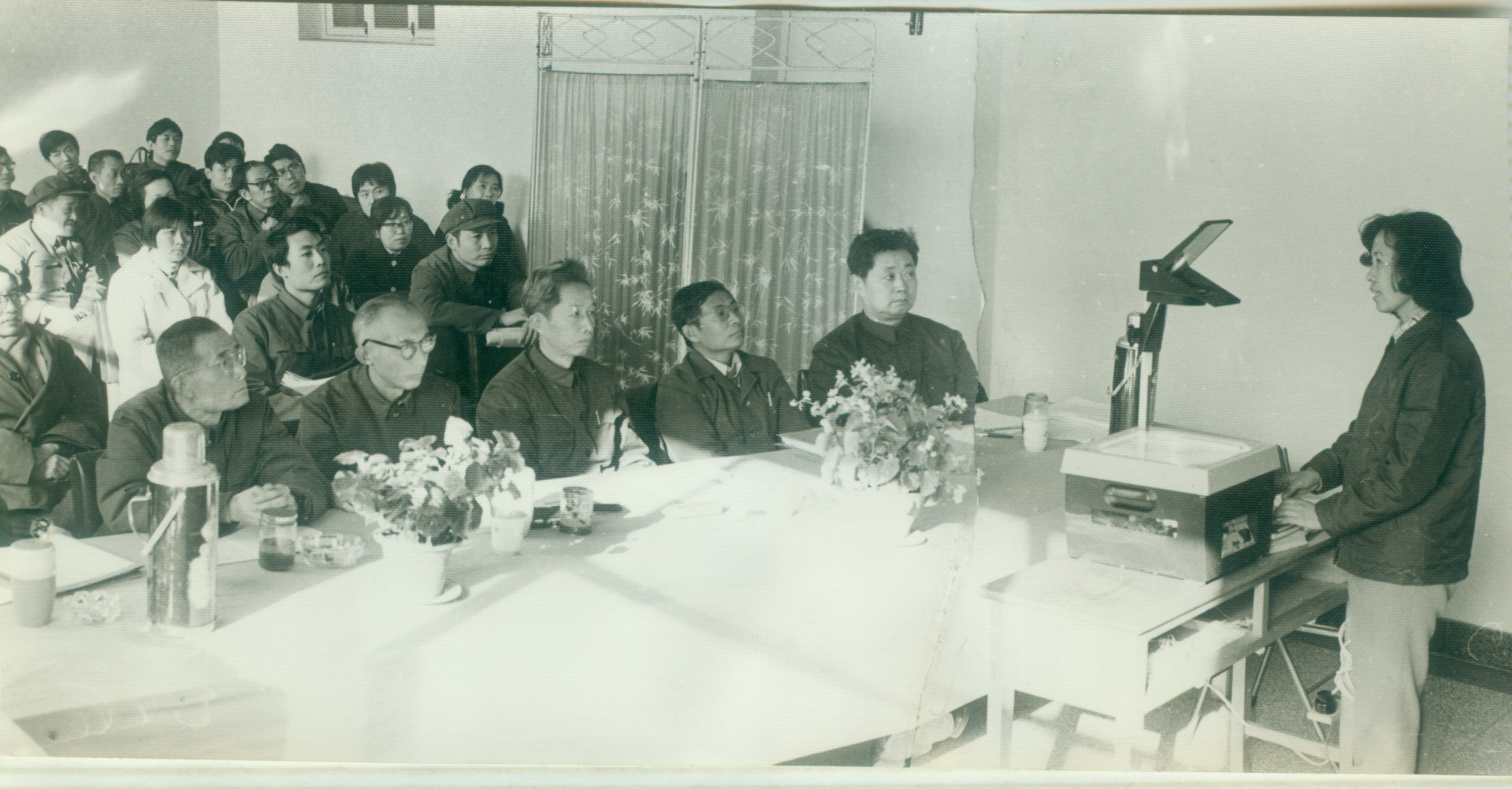 1983年首届硕士研究生吕春莲在进行毕业论文答辩