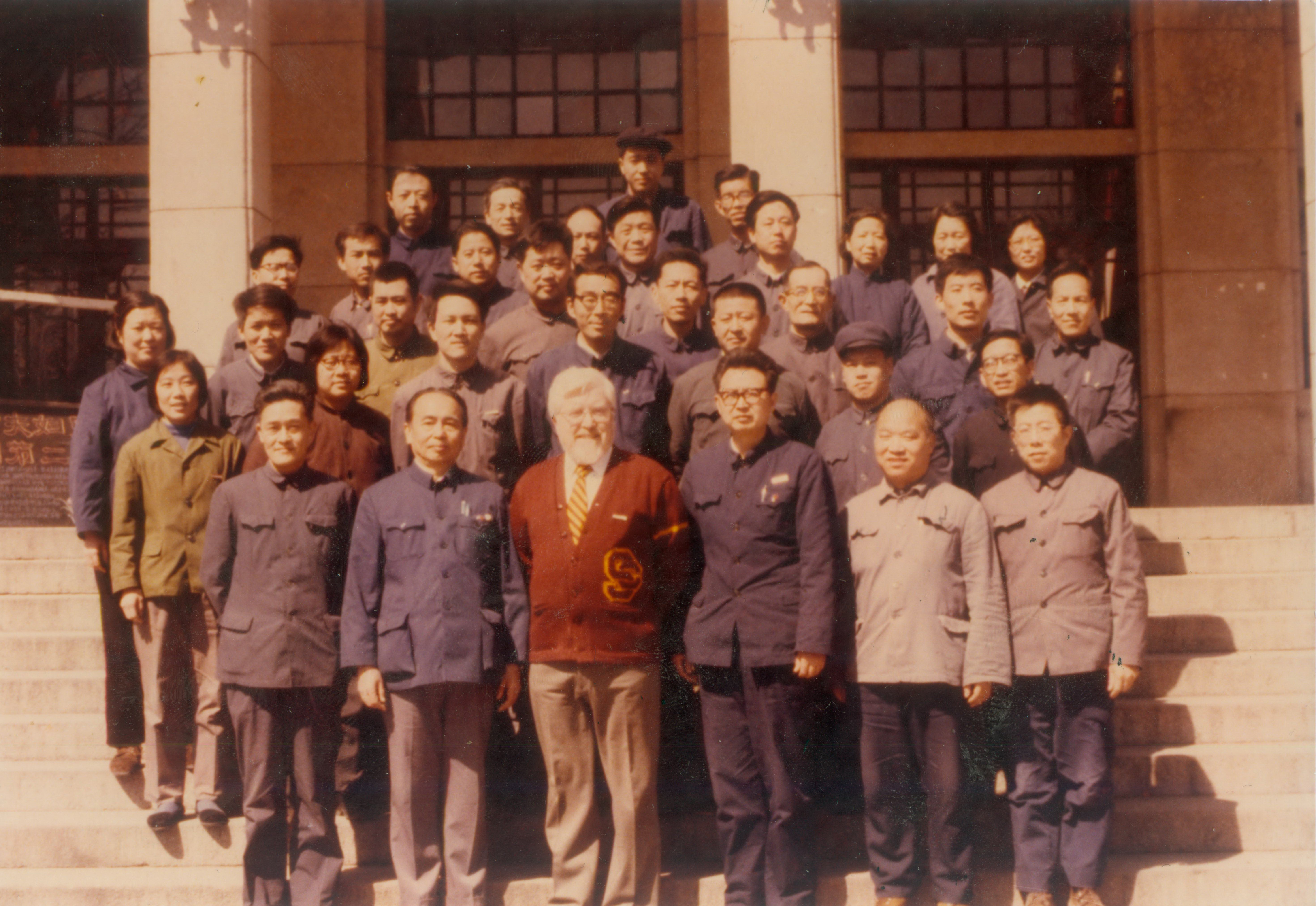 1979年北航举办系统工程班公司老师与琼斯教授合影
