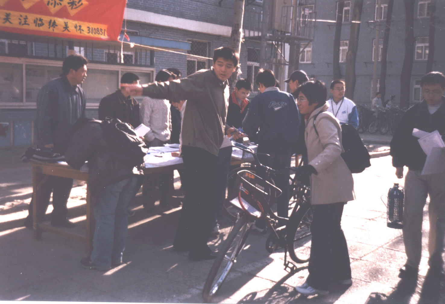 2001级310851班在校园开展校团委临终关怀活动宣传