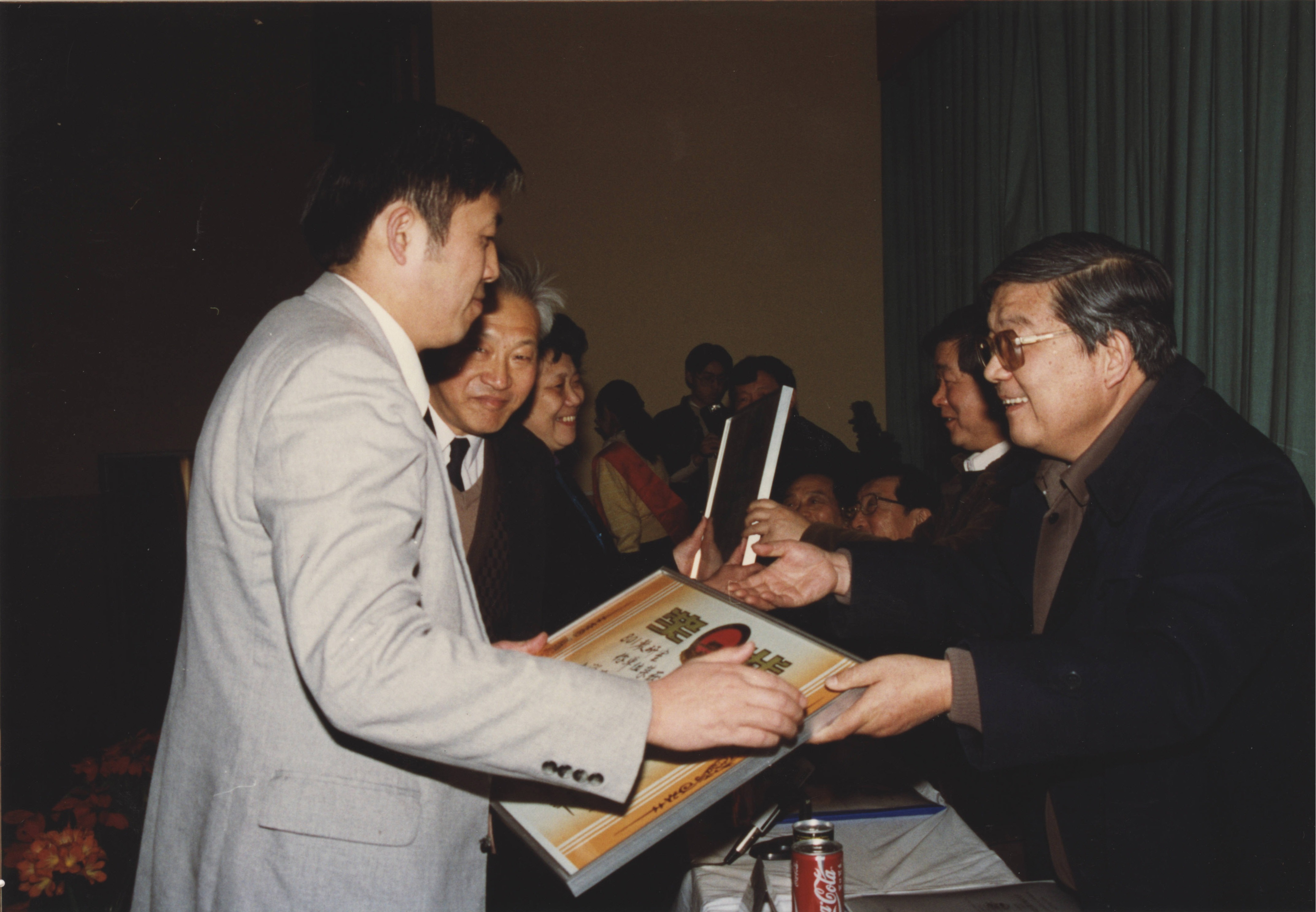 1994年，管理公司董事会奖教金，奖学金授奖大会在学术厅举行，姜燮生董事长为获奖教师颁奖